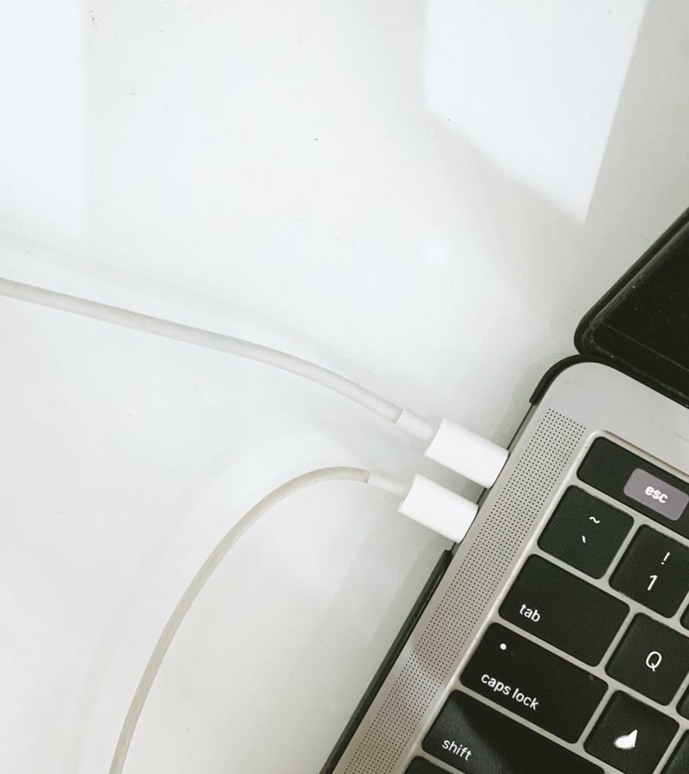 Fra laptop til mikser: slik velger vi kabler, adaptere og oppløsning
